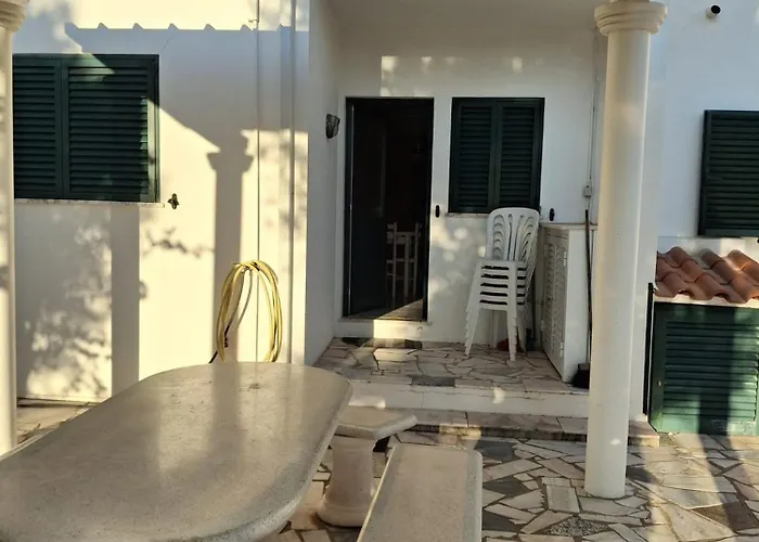 Great House By The Hébergement de vacances